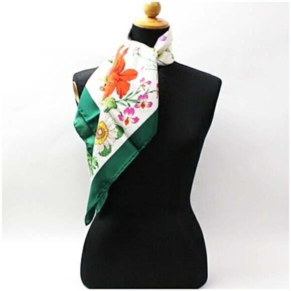 Gucci Floral Scarf/Muffler in White/Green/Red for Women
